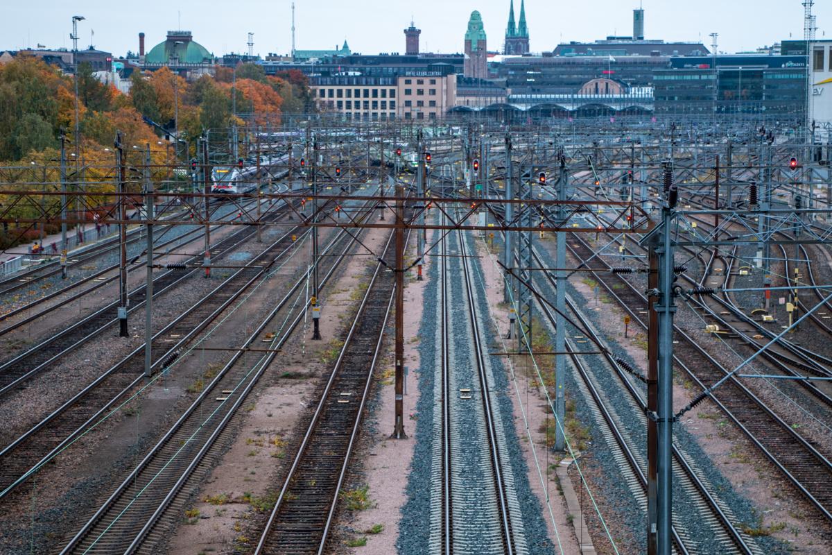 Helsingin päärautatieasemalle vieviä raiteita.