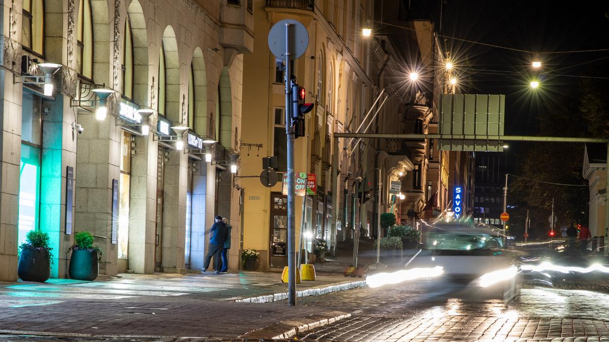 Gatuvy på kvällen i det centrala Helsingfors.