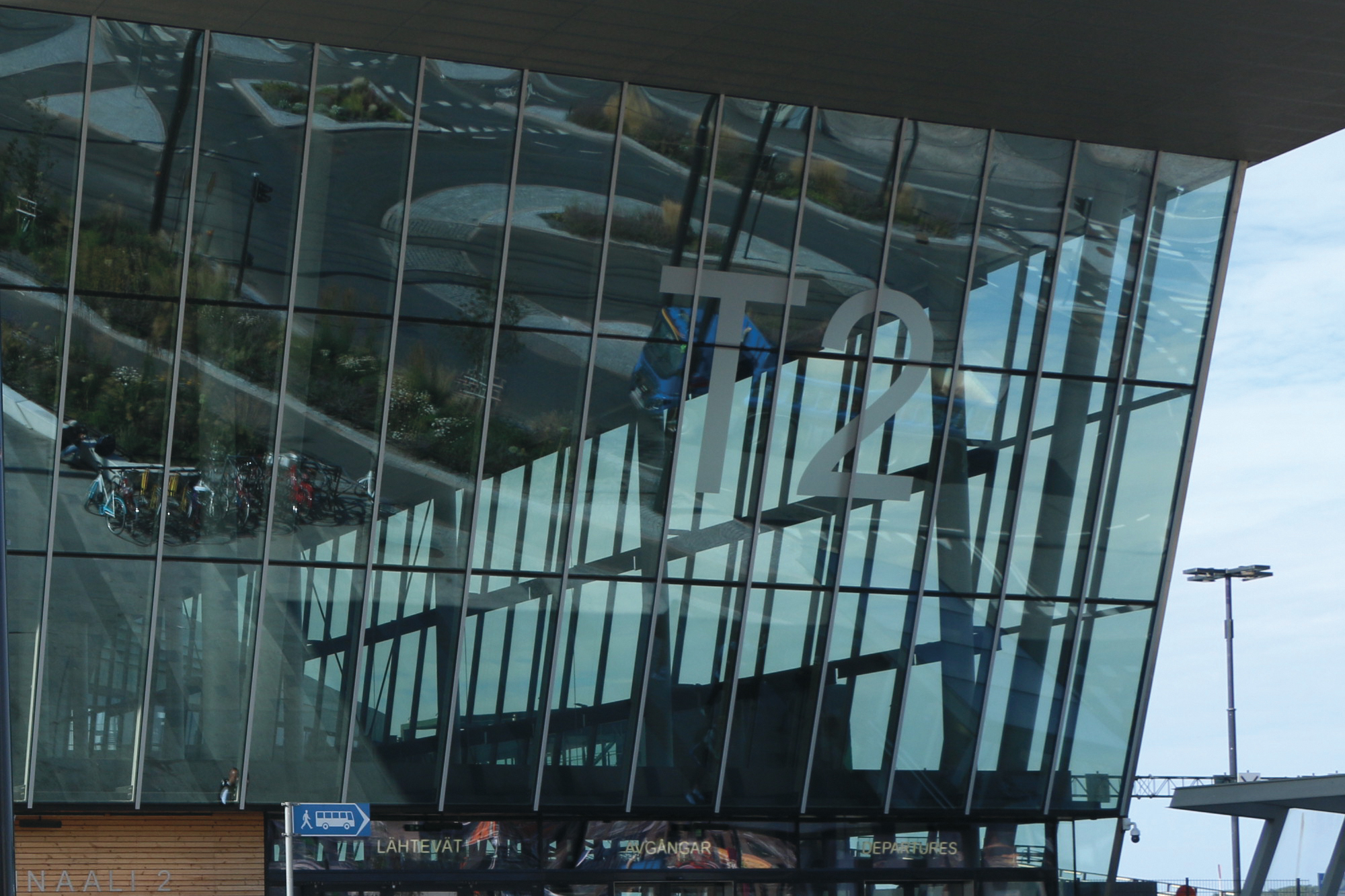 Sinisävyisiä lasi-ikkunoita satamarakennuksessa. 
