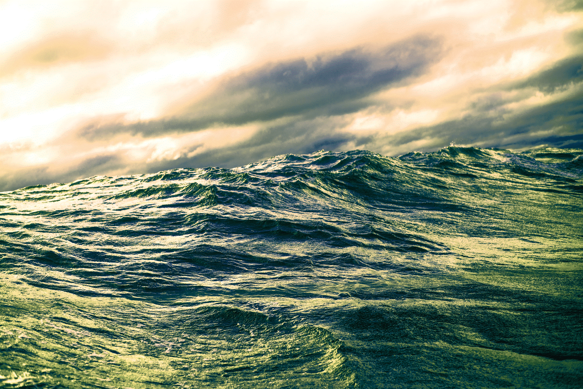 Vihreänä lainehtiva meri.