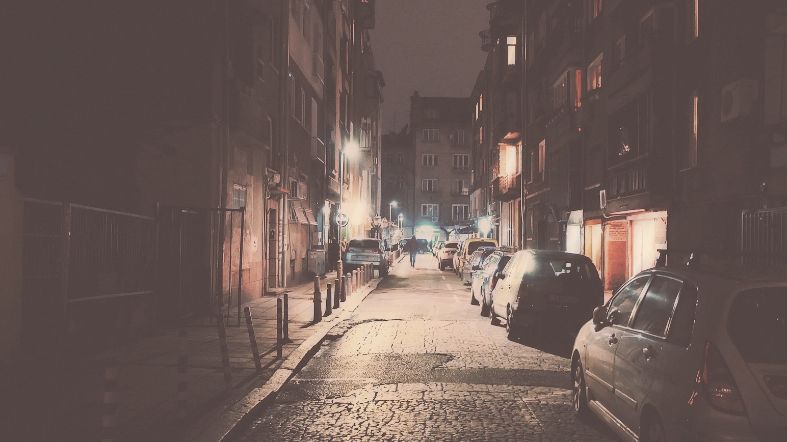 Valaistu katu illalla.