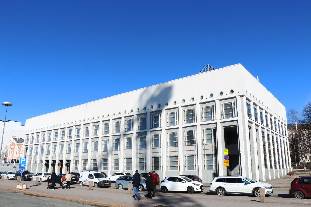 Ett stort kontorsbyggnad i Helsingfors på adressen Skatuddskajen 3.