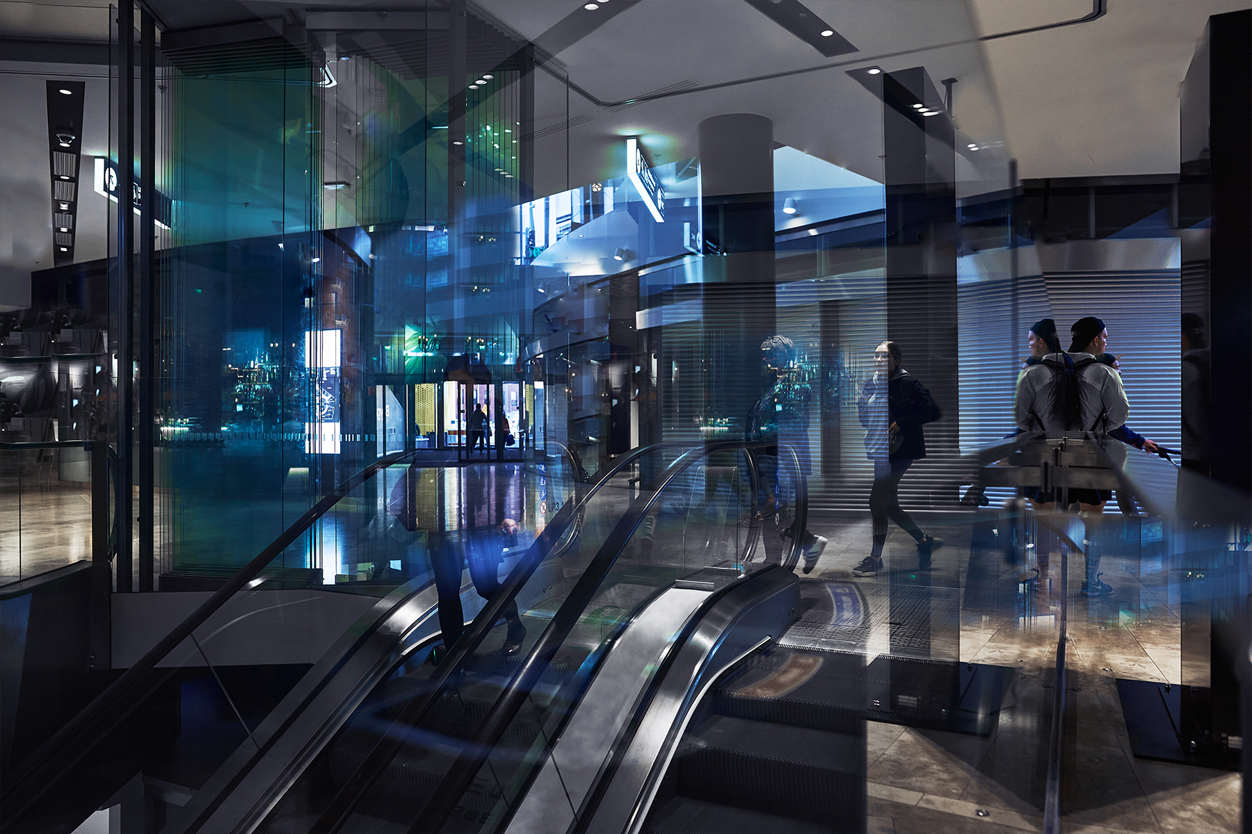 Illustration - blå färgad bild av en handelscentrum med människor. 