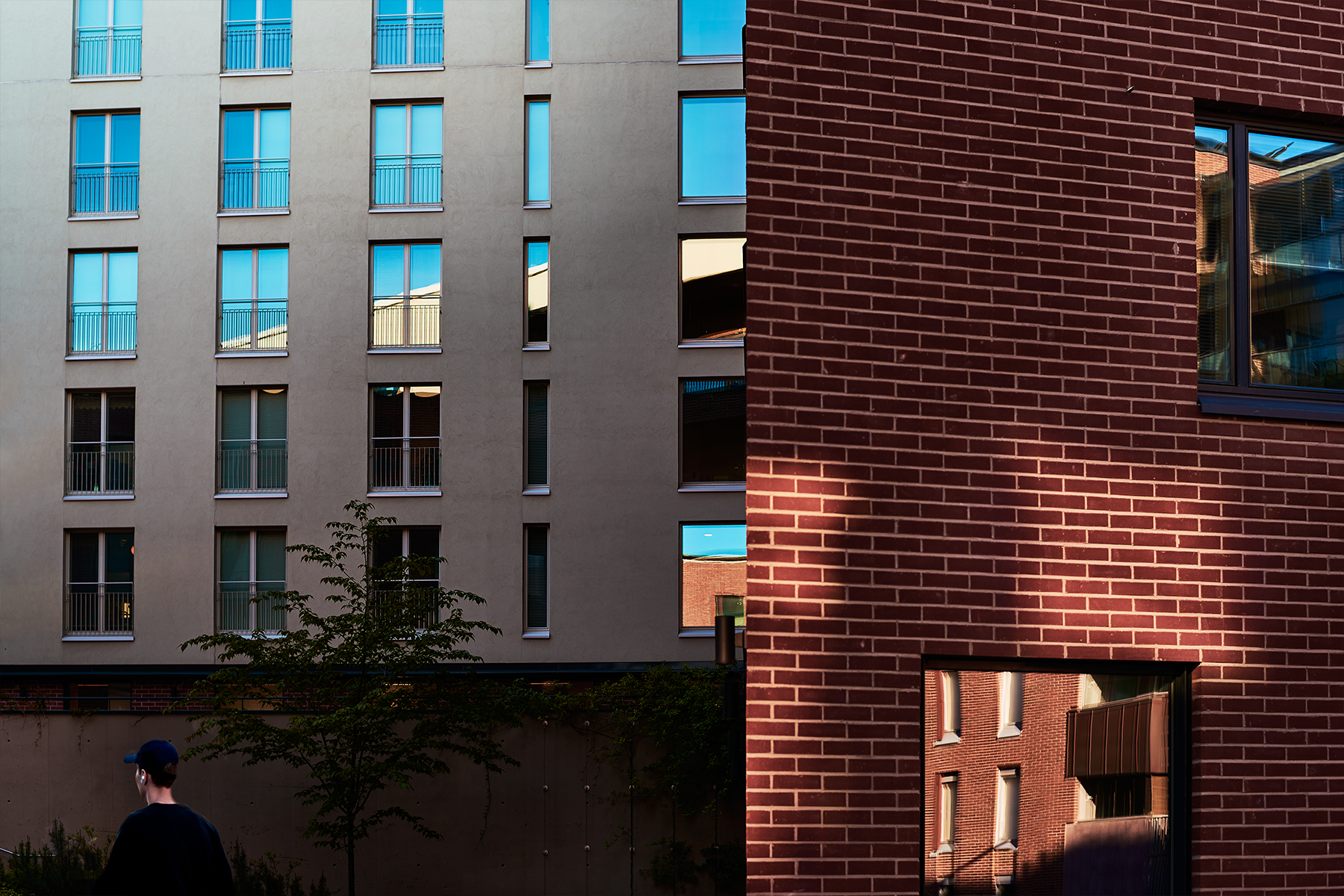  Illustration - två hus och solljus återspeglar från fönstrar.