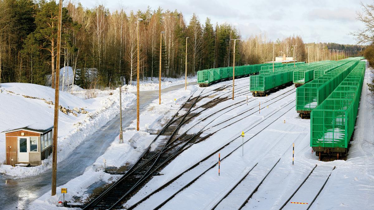 Tomma godstågsvagnar vid bangården.